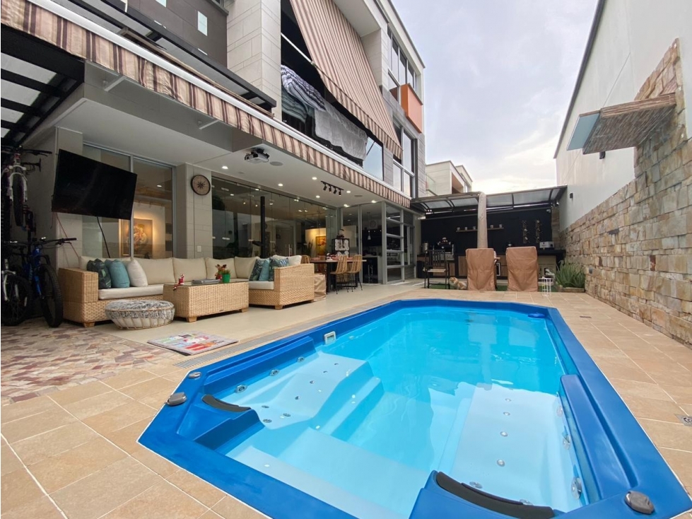 SE VENDE EXCEPCIONAL CASA EN LAGOS EN LAGOS DEL CACIQUE