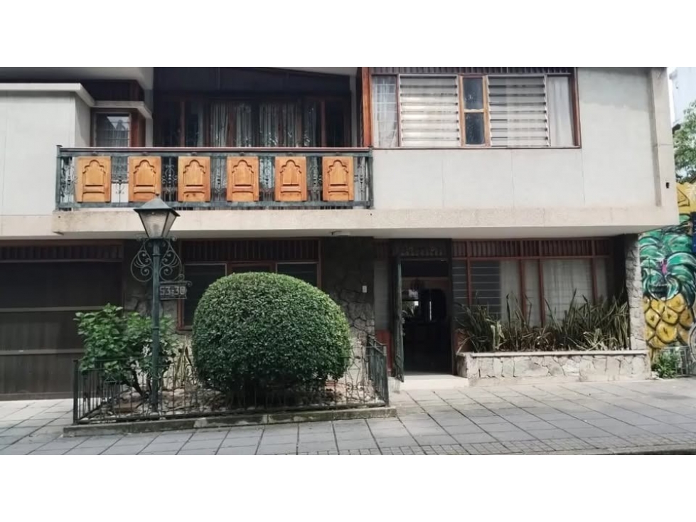 SE ARRIENDA O VENDE HERMOSA CASA EN FRENTE A LA CLINICA BUCARAMANGA — foto 2