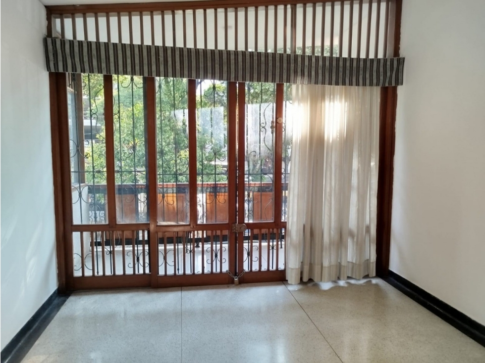 SE ARRIENDA O VENDE HERMOSA CASA EN FRENTE A LA CLINICA BUCARAMANGA — foto 4