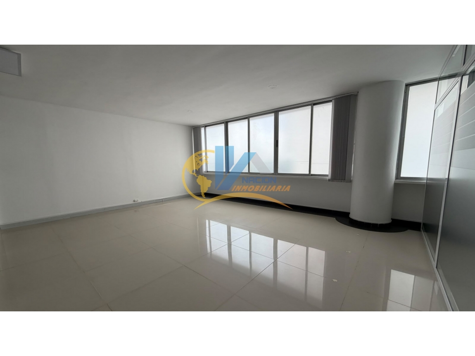 SE ARRIENDA / VENDE OFICINA EN EL CENTRO DE BUCARAMANGA - 2