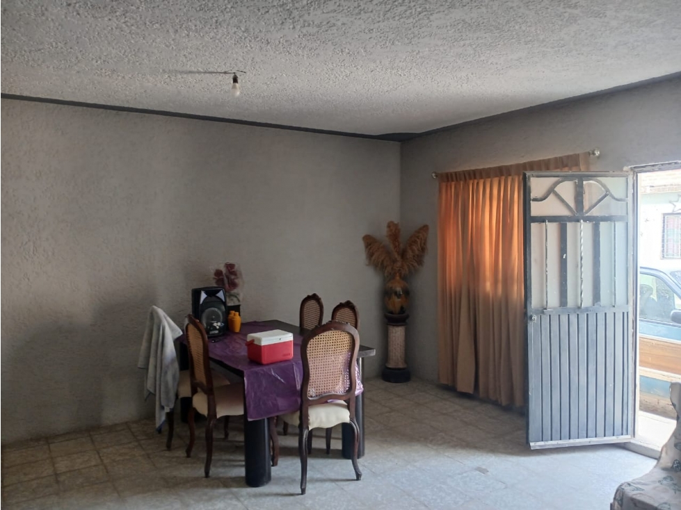 Casa en Santa Paula Esquina, 5 Recámaras, 4 Baños - 4