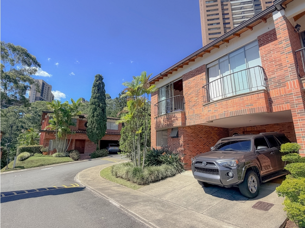 EN VENTA: CASA DE 2 NIVELES | ALTOS DEL POBLADO
