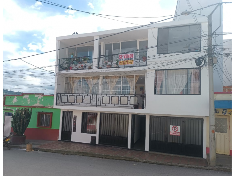 SE VENDE CASA, PASOS ABAJO DE LA ALCALDIA; BARBOSA SANTANDER - 1