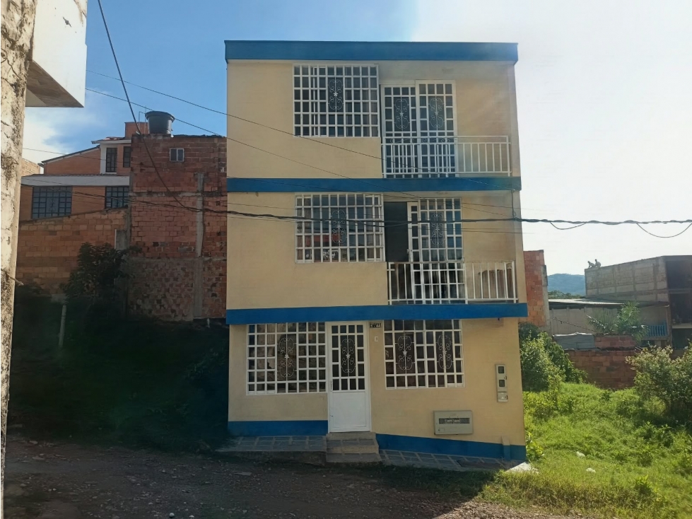 SE VENDE CASA DE 3 PISOS, BARBOSA SANTANDER