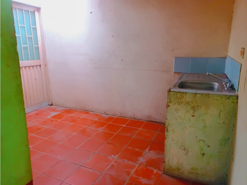 SE VENDE CASA CON BODEGA - 3