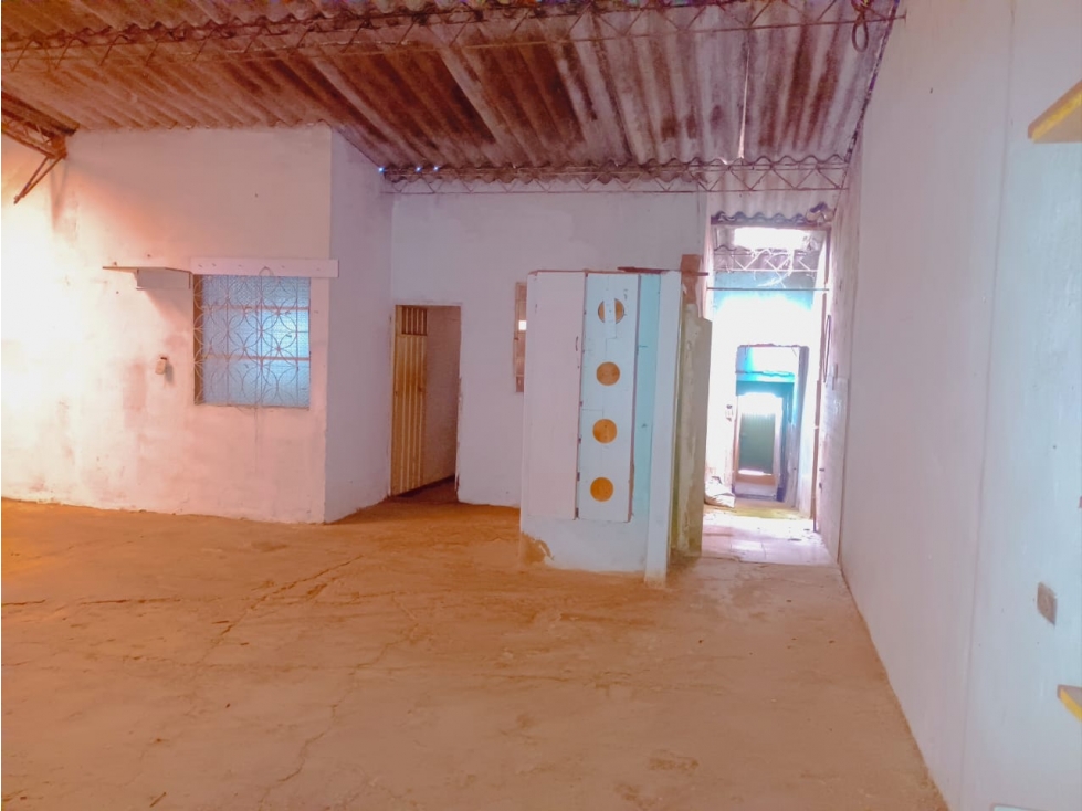 SE VENDE CASA CON BODEGA - 2