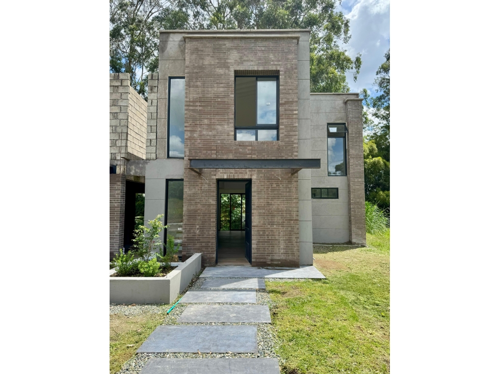 Casa en Rionegro, 304 mts, con deck, estrenar, Vía San Antonio