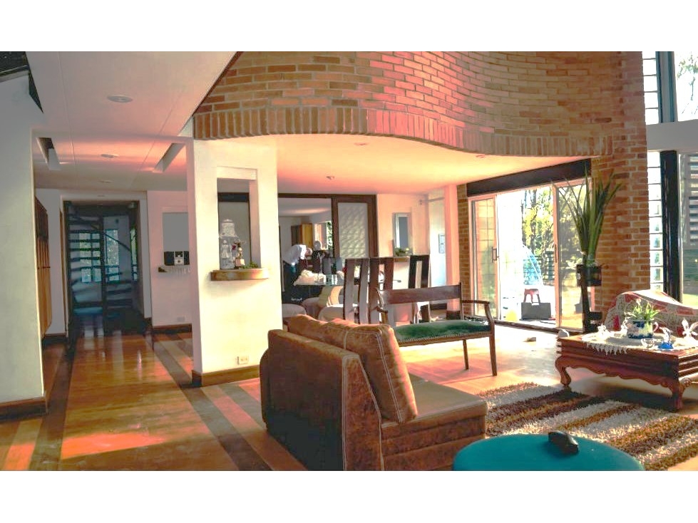 Casa en El Poblado, 840 mts, unidad cerrada