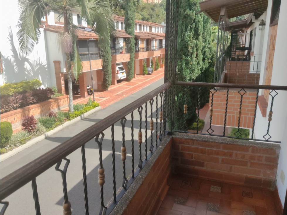 Casa en Belén 197 mts, La Mota, en unidad cerrada, Amoblada