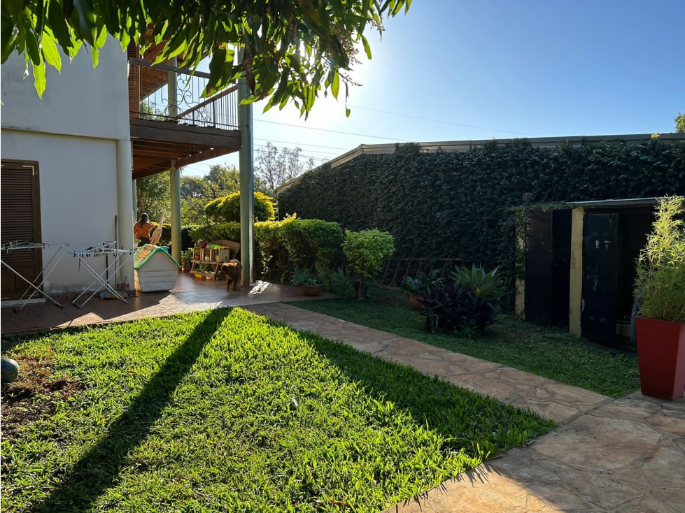 HERMOSA CASA AV TOMAS GUIDO Y TAMBOR DE TACUARI - 5