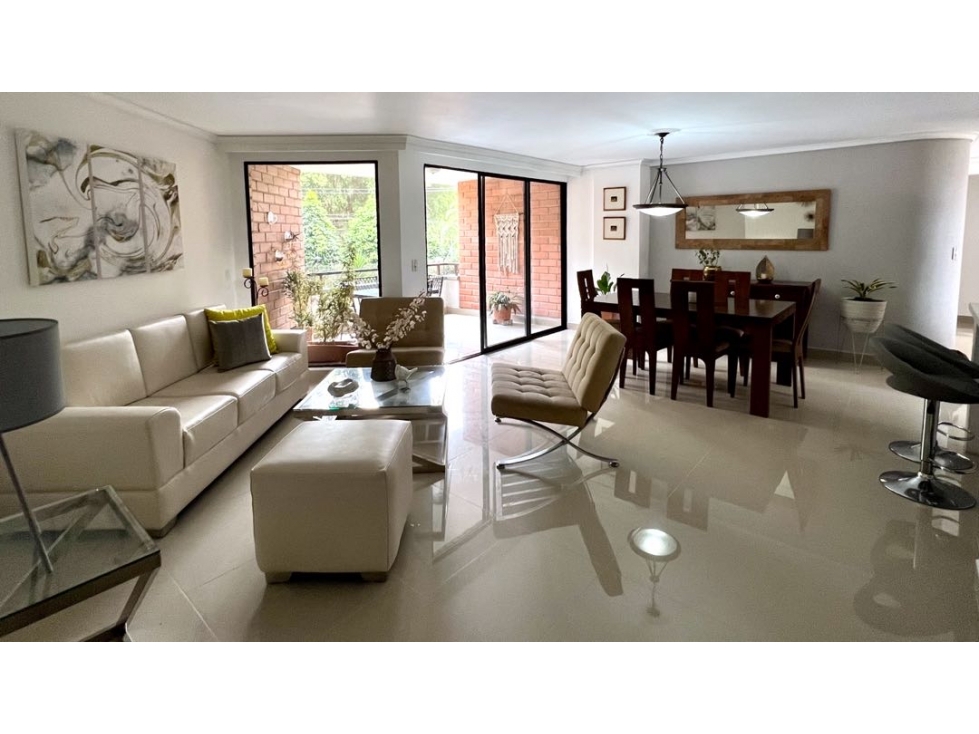 Venta apartamento remodelado con balcón. El Poblado, Las Lomas.