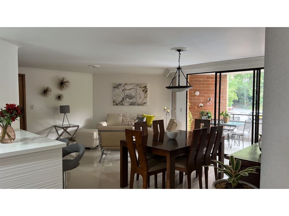 Venta apartamento remodelado con balcón. El Poblado, Las Lomas. — foto 2