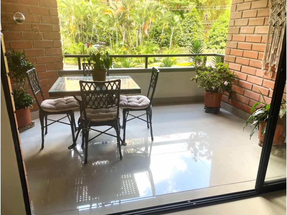 Venta apartamento remodelado con balcón. El Poblado, Las Lomas. — foto 3