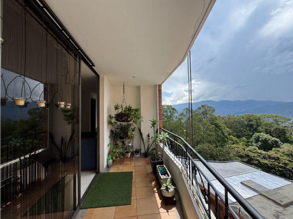 Alquiler apartamento con dos balcones, con vista. El Poblado.