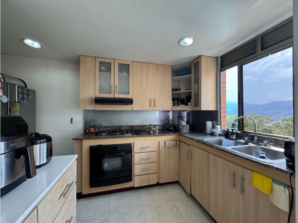 Alquiler apartamento con dos balcones, con vista. El Poblado. — foto 6