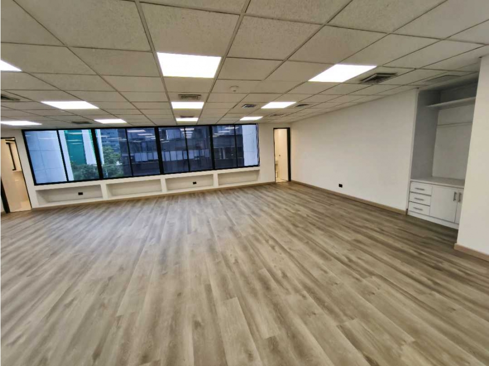 125m2 Oficina en arriendo en Medellín, Poblado — foto 2