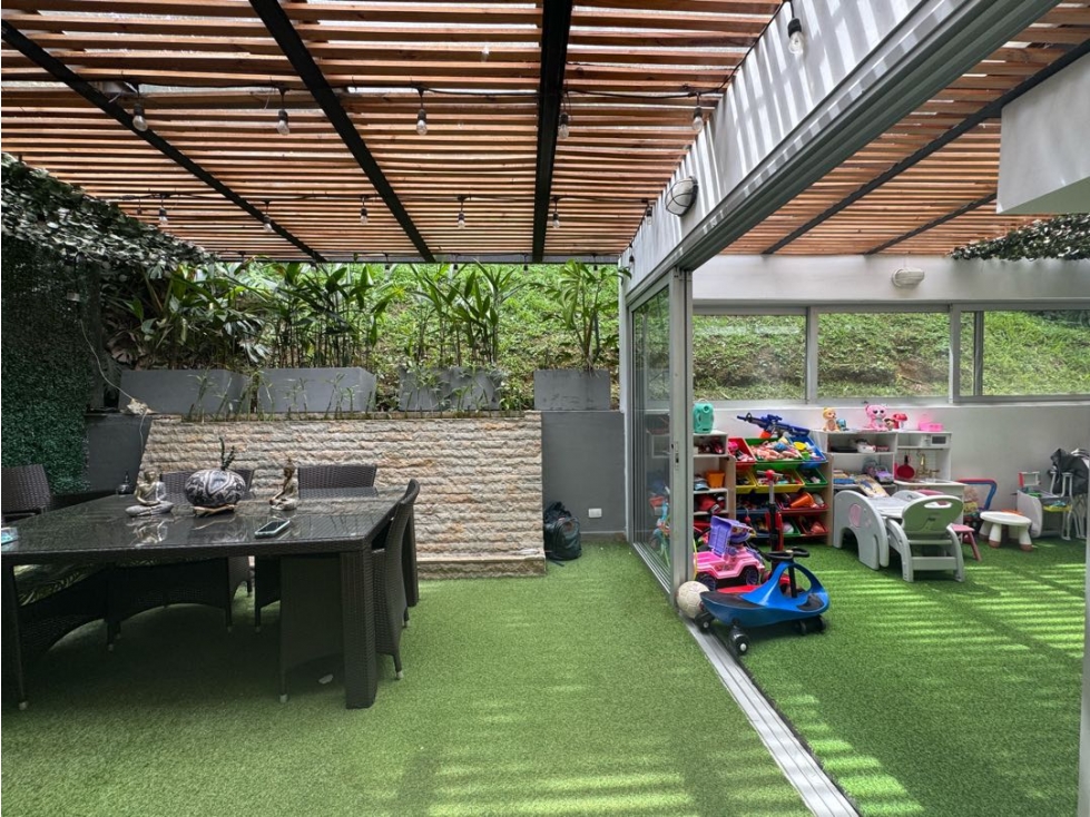Venta casa dos niveles en urbanización cerrada. El Poblado, San Lucas. — foto 4