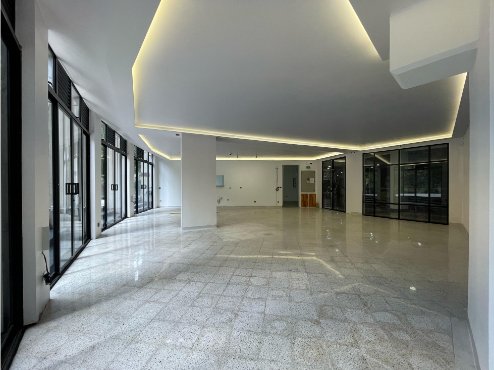 138m2 Local en arriendo en el poblado - 1