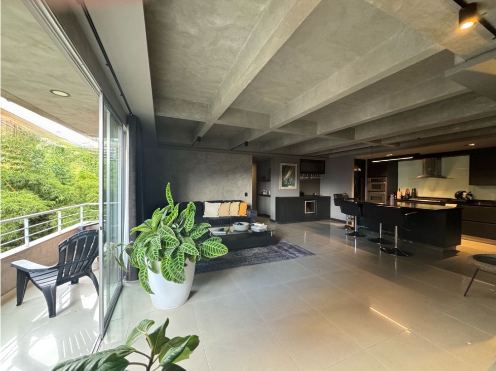 Venta apartamento remodelado. El Poblado, Castropol. U completa.
