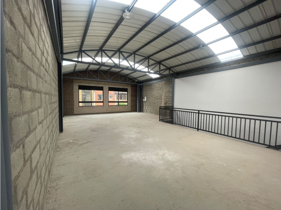 220m2 Bodega en Arrendamiento en Envigado