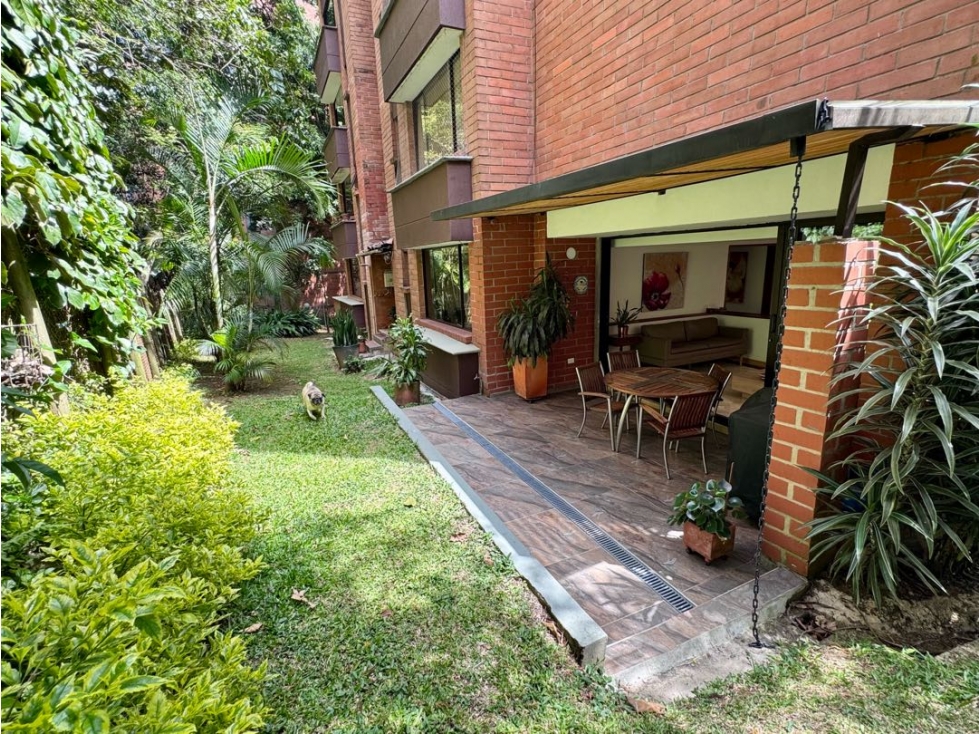 280 mtr con salida al jardín, 4 alcobas con baño, 2 estudios, servicio