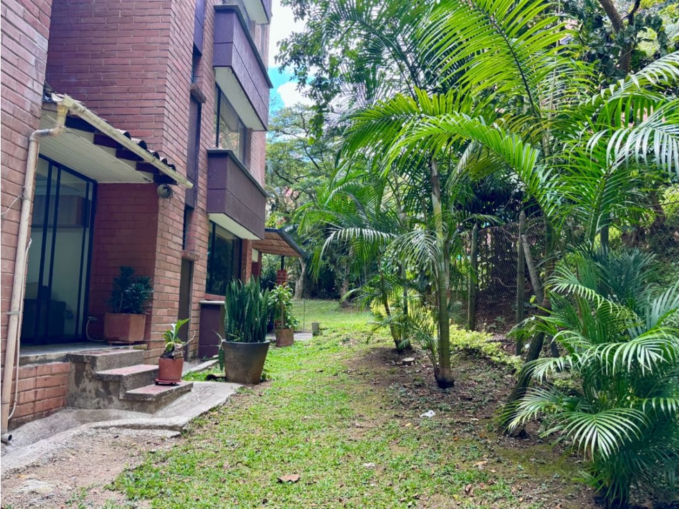 280 mtr con salida al jardín, 4 alcobas con baño, 2 estudios, servicio — foto 4