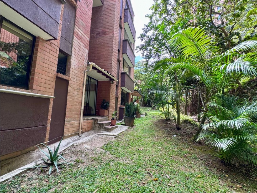 280 mtr con salida al jardín, 4 alcobas con baño, 2 estudios, servicio — foto 5