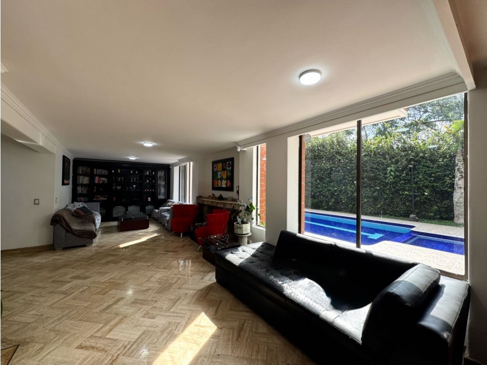 Venta casa con piscina. Envigado, Sector Benedictinos.