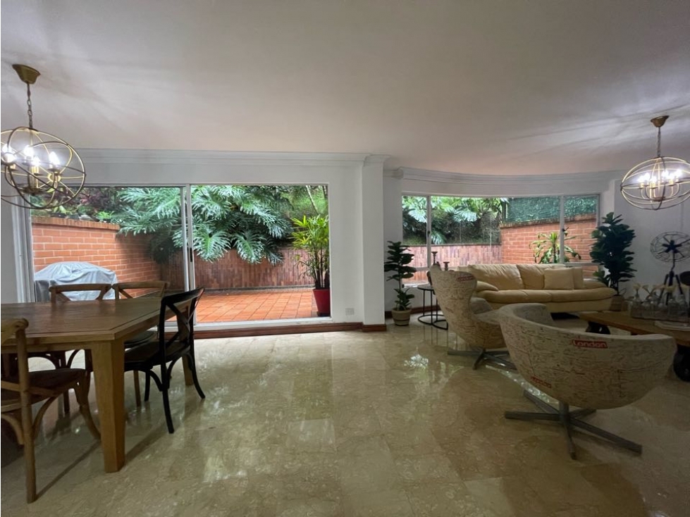 Venta casa dos niveles. Urbanización cerrada. El Poblado, San Lucas.