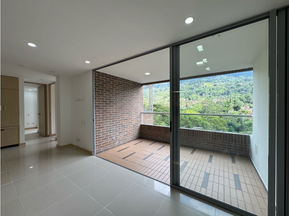 Venta apartamento con balcón, Envigado, Terracina. Ud Completa