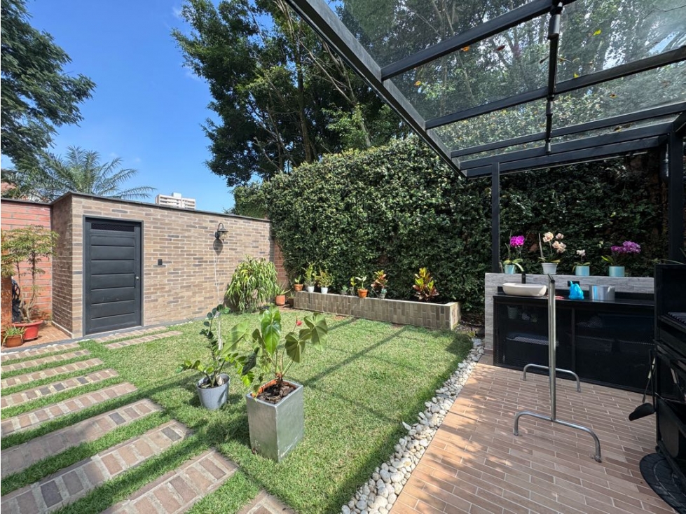 Venta casa con terraza cubierta. El Poblado, Loma El Tesoro.