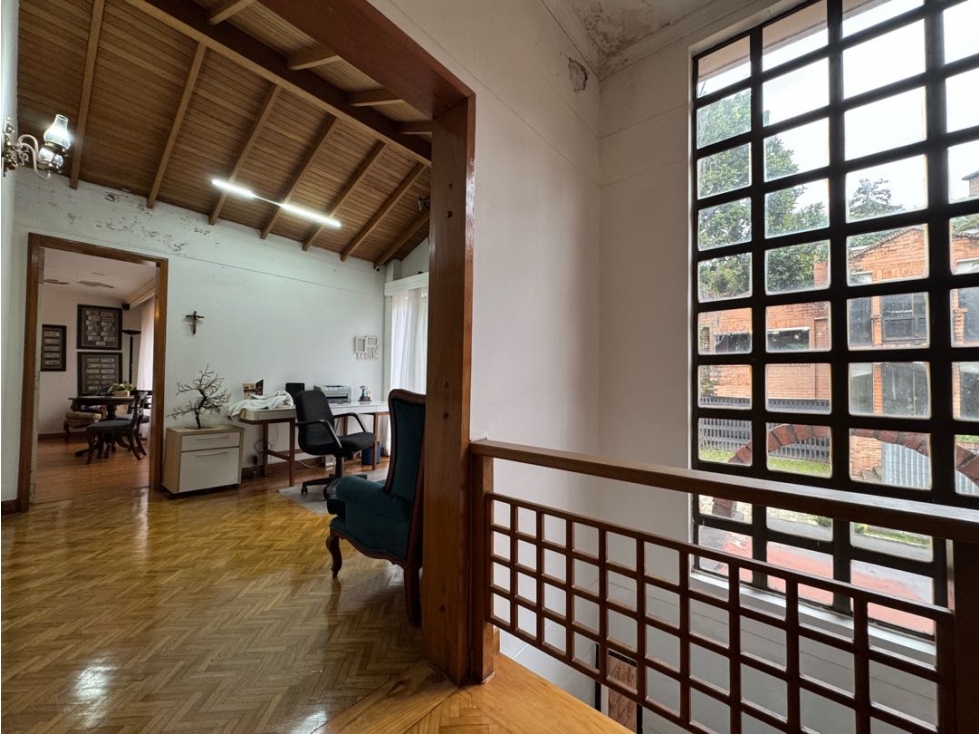 Venta casa con zona verde, Envigado, Sector Benedictinos.