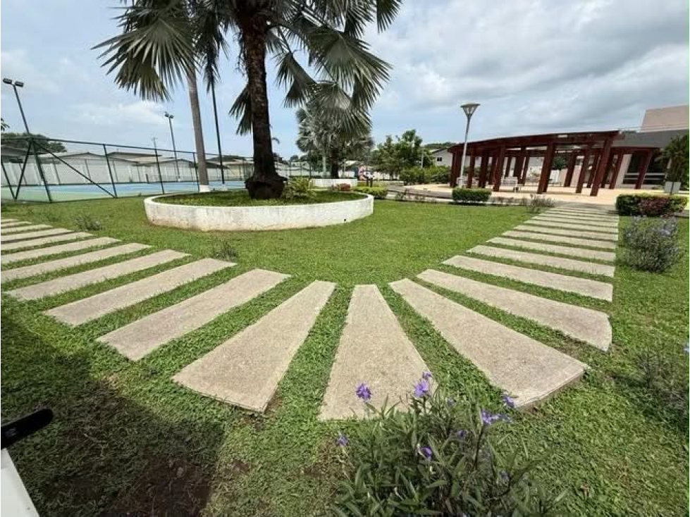 3 RECÁMARAS / 2 BAÑOS / 125 M² / PATIO PRIVADO / CASA CLUB