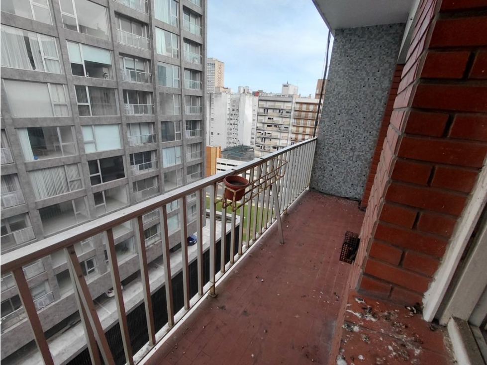 4 AMBIENTES CON BALCÓN SALIENTE Y VISTA LATERAL AL MAR LA PERLA - 2