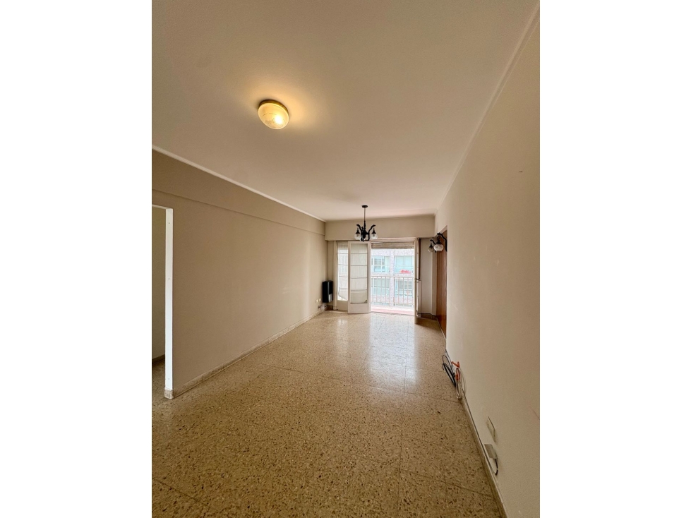 4 AMBIENTES CON BALCÓN SALIENTE Y VISTA LATERAL AL MAR LA PERLA