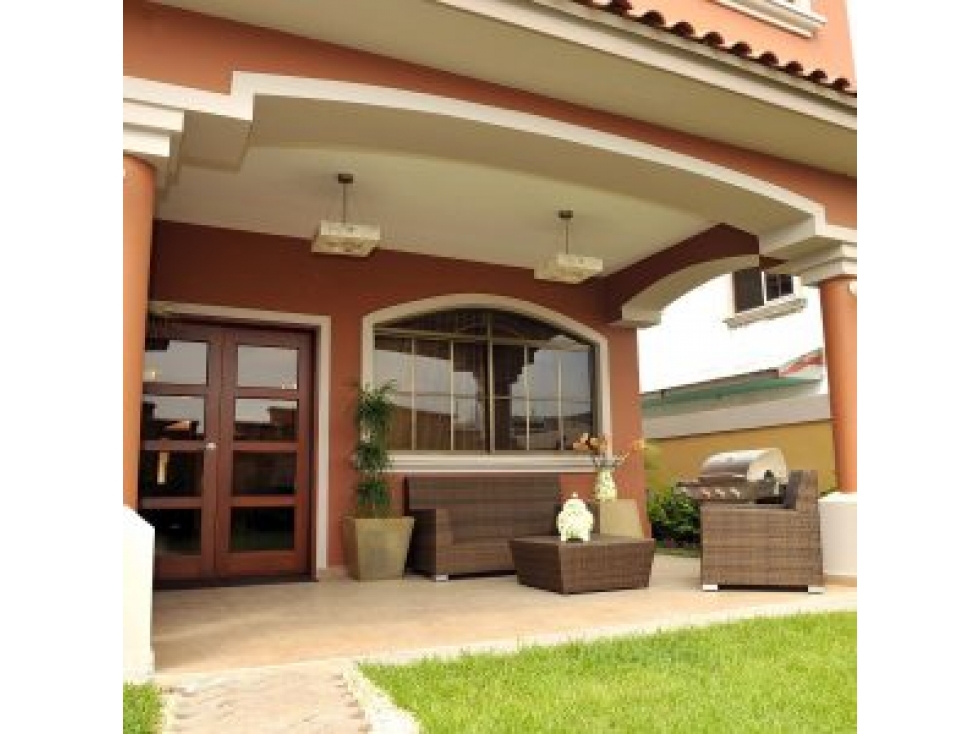 4-Bedroom House in Costa Sur