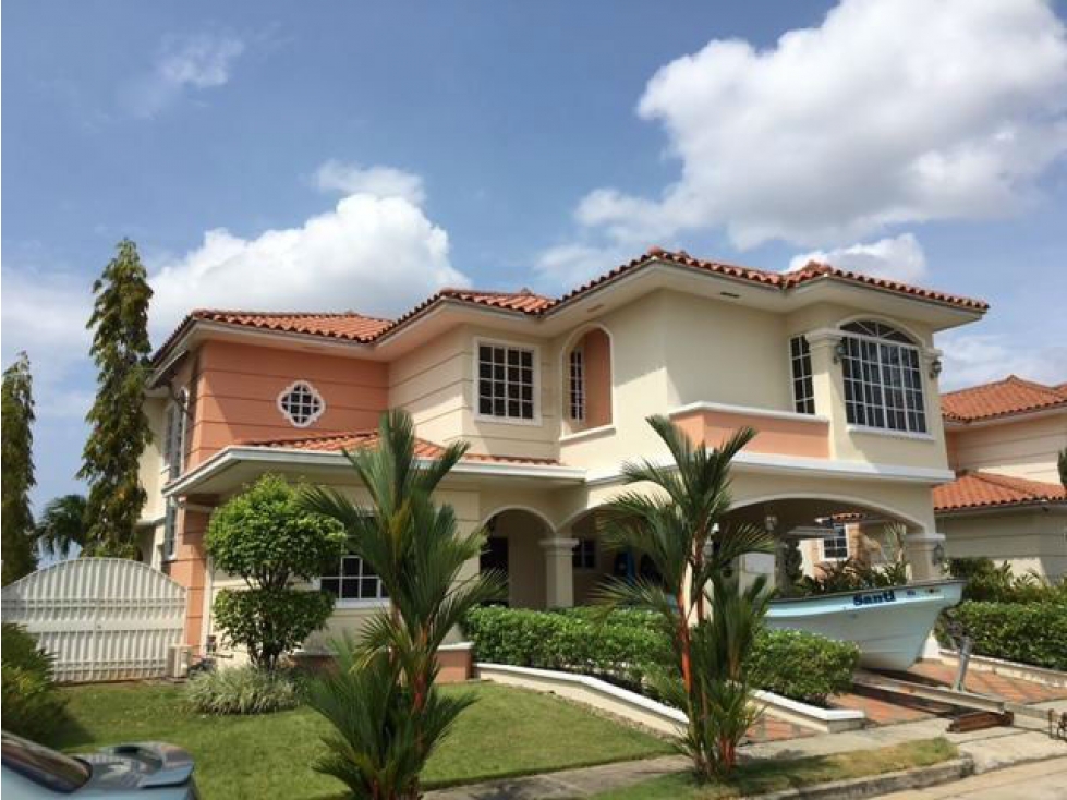 4-Bedroom House in Costa Sur