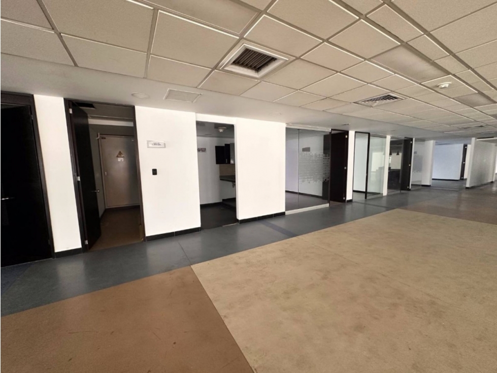 508m2 Oficina arriendo Medellin Ciudad del Rio — foto 3