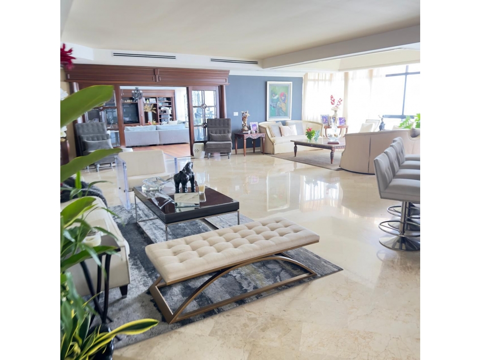 5-Bedroom Apartment in Ave. Balboa