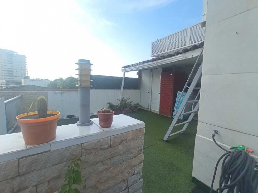EDIFICIO DE 3 PISOS PARA VENTA EN MANGA - 2