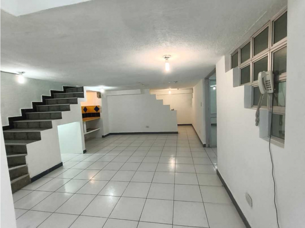 700 Oficina en Alquiler en Quito Norte Av. Colón - 1