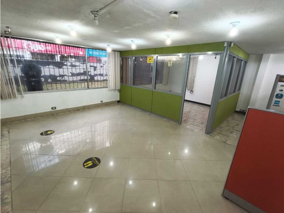 700 Oficina en Alquiler en Quito Norte Av. Colón - 2