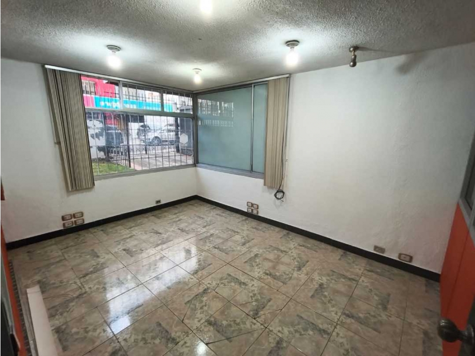 700 Oficina en Alquiler en Quito Norte Av. Colón - 4