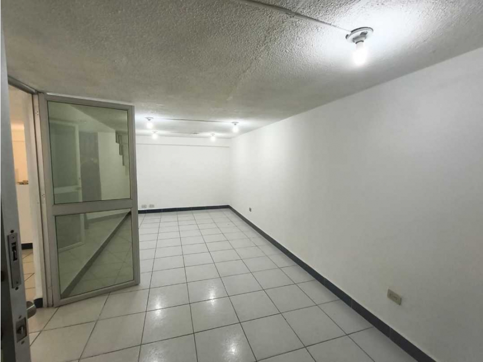 700 Oficina en Alquiler en Quito Norte Av. Colón - 5