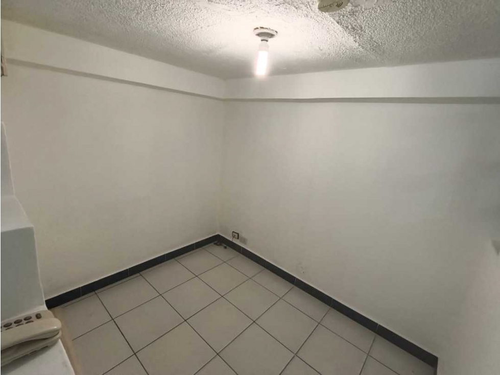 700 Oficina en Alquiler en Quito Norte Av. Colón - 6