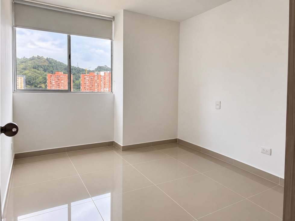 75M2 Apartamento en arrendamiento en Prados de Sabaneta — foto 2