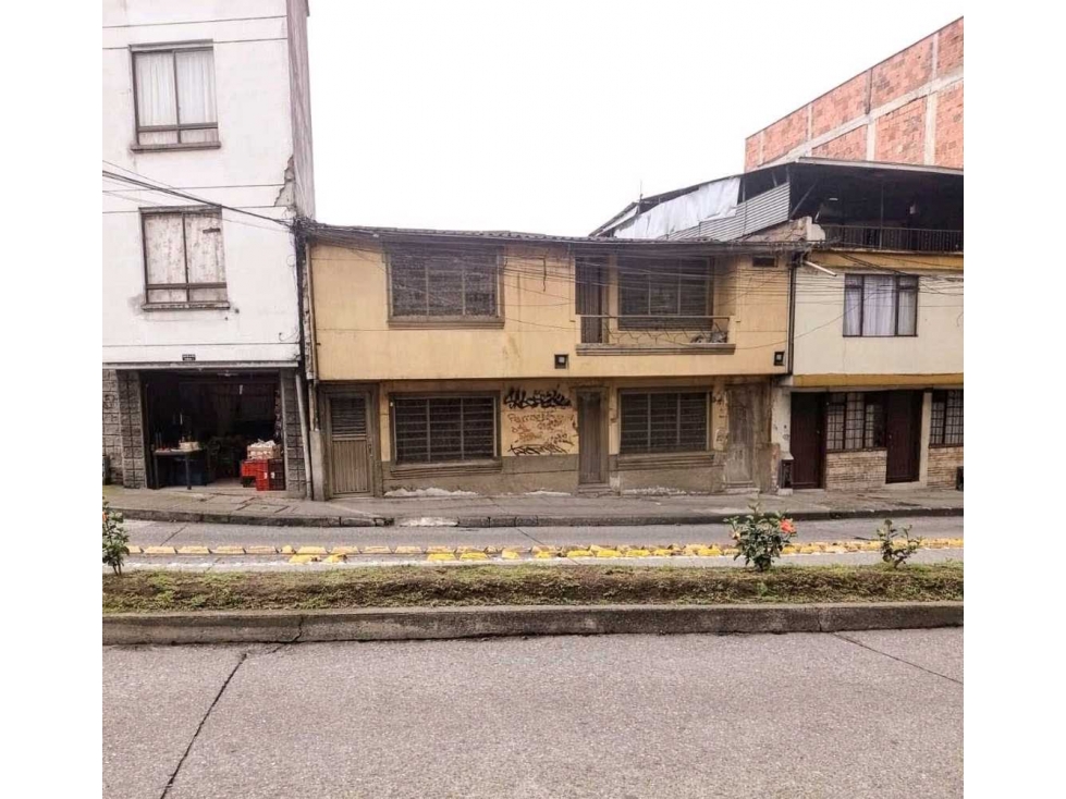 $800.000.000 COP Casa Lote sobre la Avenida Paralela, Manizales