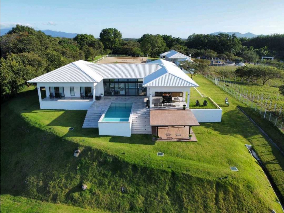 Hermosa Finca Ecuestre de 3.6 Hectáreas en San Carlos
