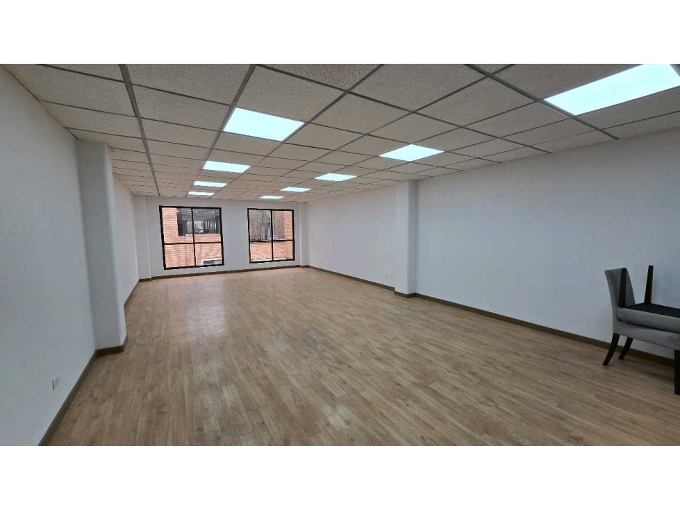 ARRIENDO OFICINA 52.90 Mts CÉNTRICA PARQUE 93 CHICO