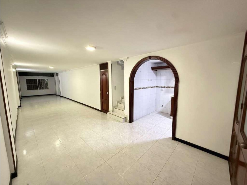 (AC) SE VENDE AMPLIA CASA EN BARRIO LA HACIENDA